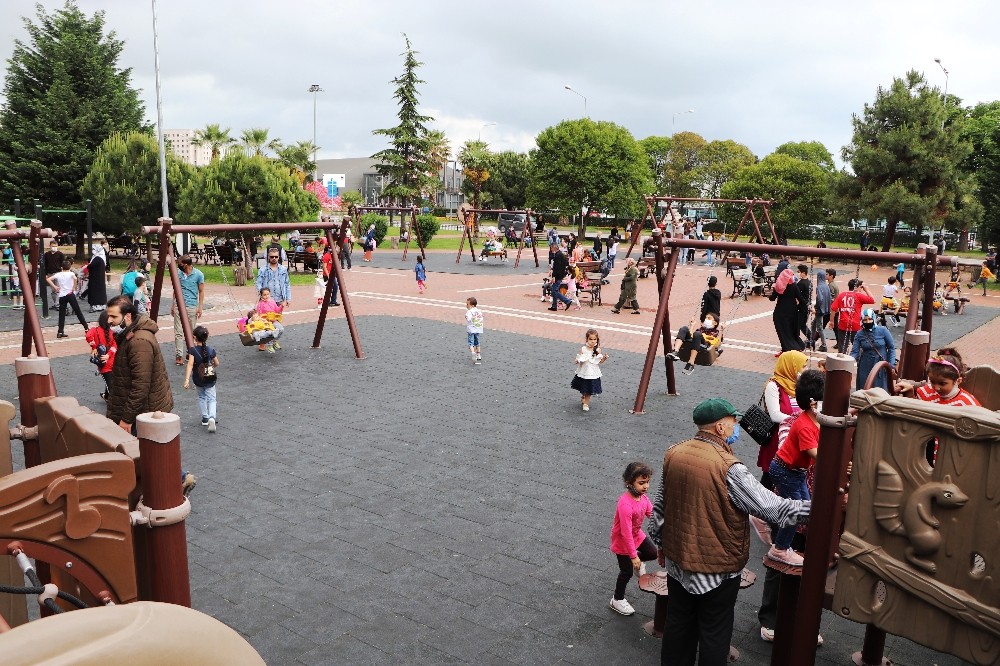 Parklar çocuklarla şenlendi 