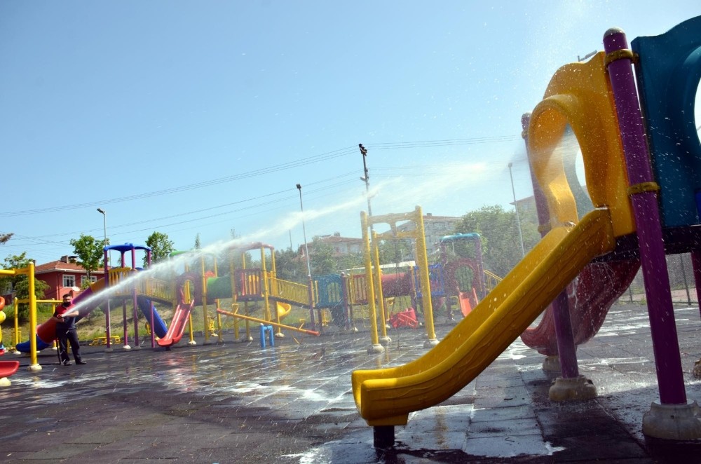 Parklar ve oyun grupları çocuklar için dezenfekte ediliyor 