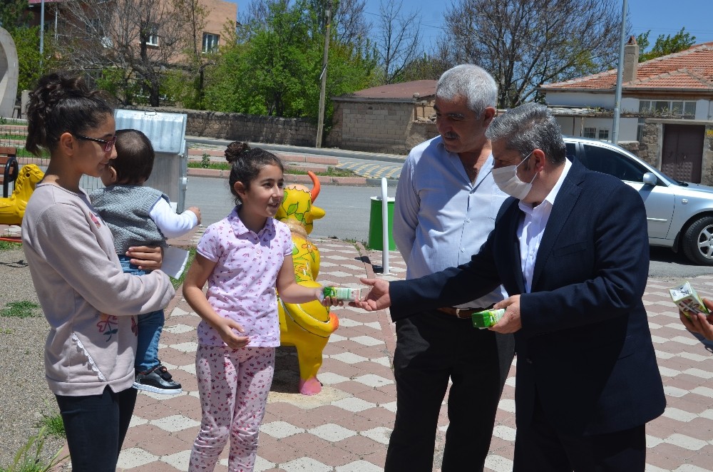 Parklara akın eden çocukları Başkan Özkan Altun karşıladı 
