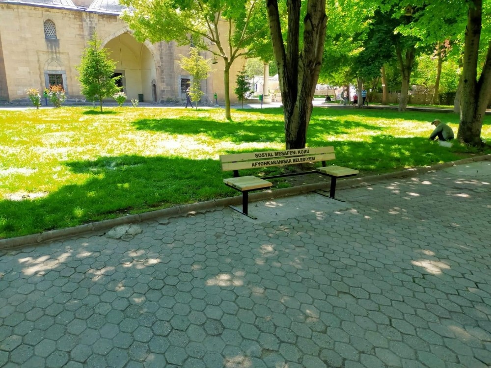 Parklara sosyal mesafe düzenlemesi 