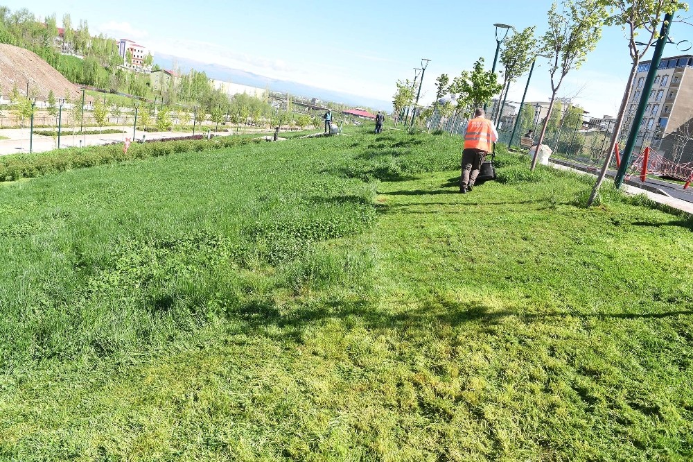 Parklarda bakım onarım çalışması 