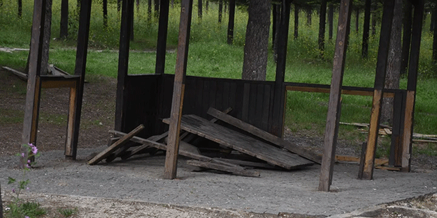 Parklarda bank ve kamelyalara zarar verenlere 'Lütfen Yeter' sitemi