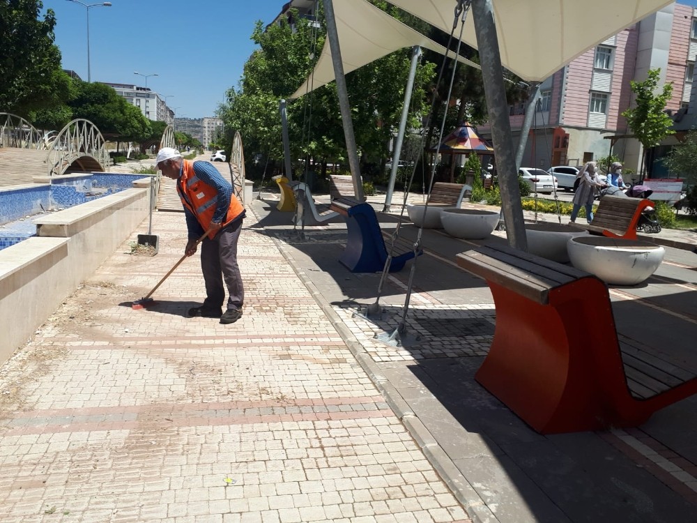 Parklarda çalışmalar hızlandı 