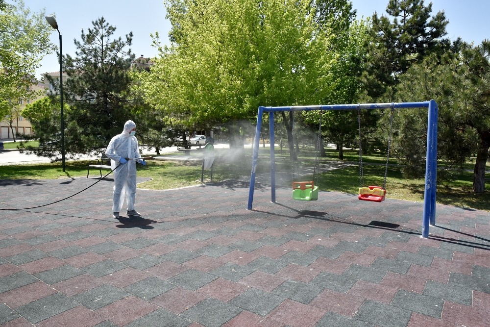 Parklarda ilaçlama çalışması sürüyor 