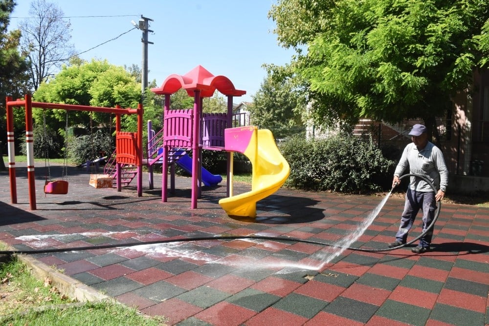 Parklarda temizlik ve dezenfekte devam ediyor 