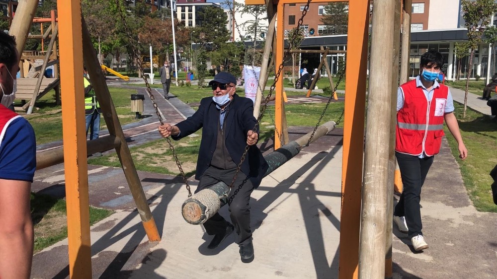 Parklarda yaşlılar jimnastik yaptı 