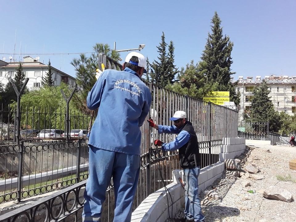 Parkların bakımları yapılıyor 