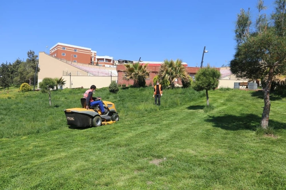Parkların bakımları yapılıyor 