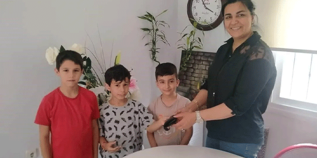 Parkta cüzdan bulan çocukları muhtar ve cüzdan sahibi ödüllendirdi