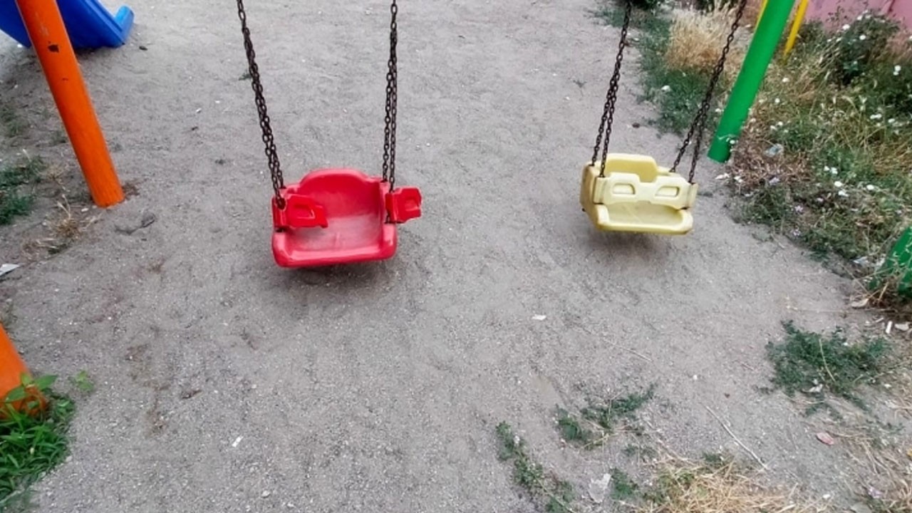 Parkta düşen çocuk ölümle yaşam arasında