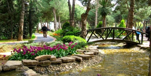 Parkta genç kızlara çirkin saldırı