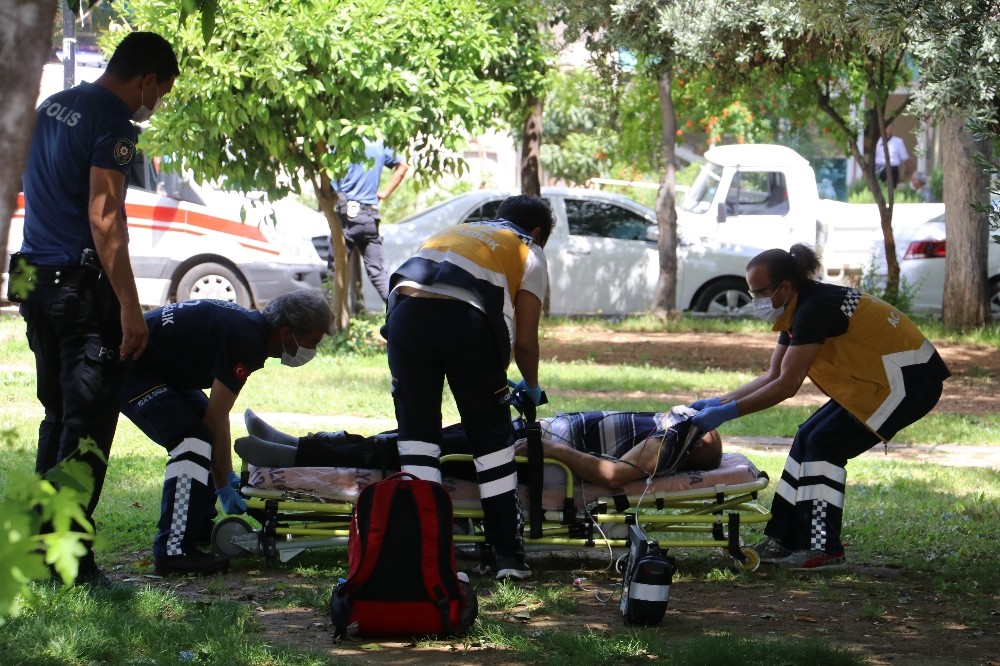 Parkta hareketsiz yatan adamın başında 