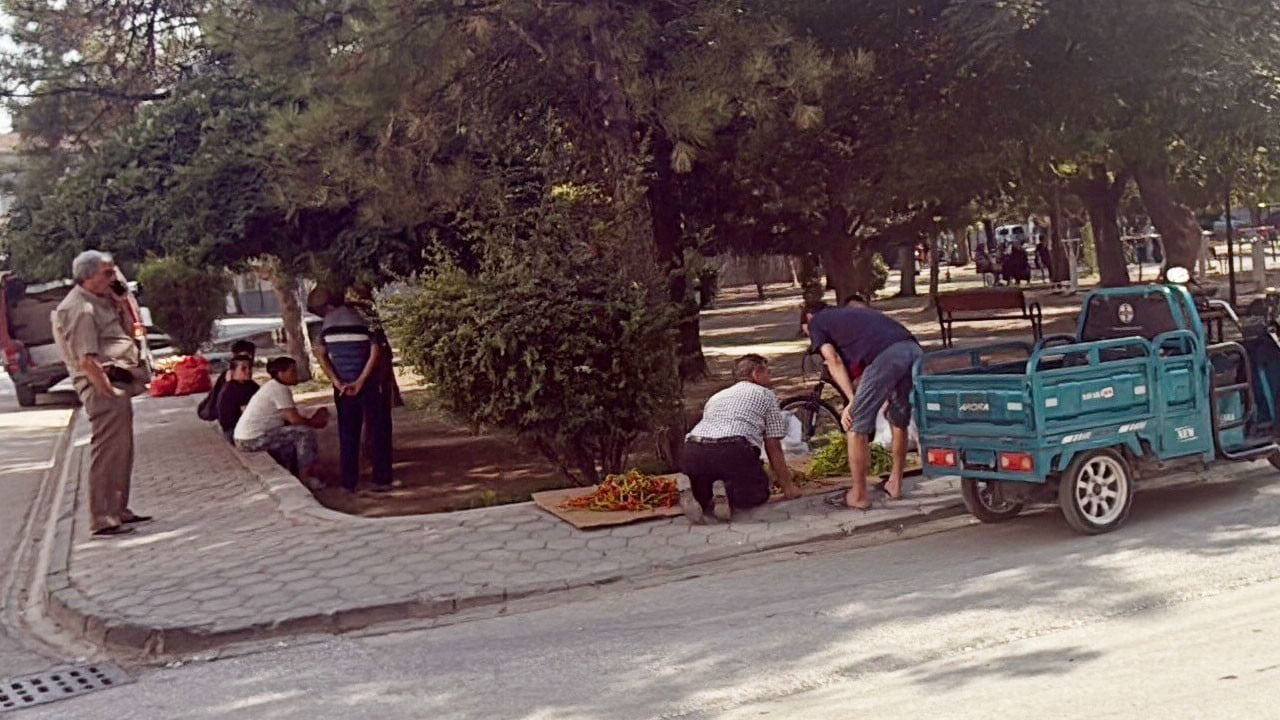 Parkta oturan kişiyi döner bıçağıyla döner keser gibi kesip kaçtı