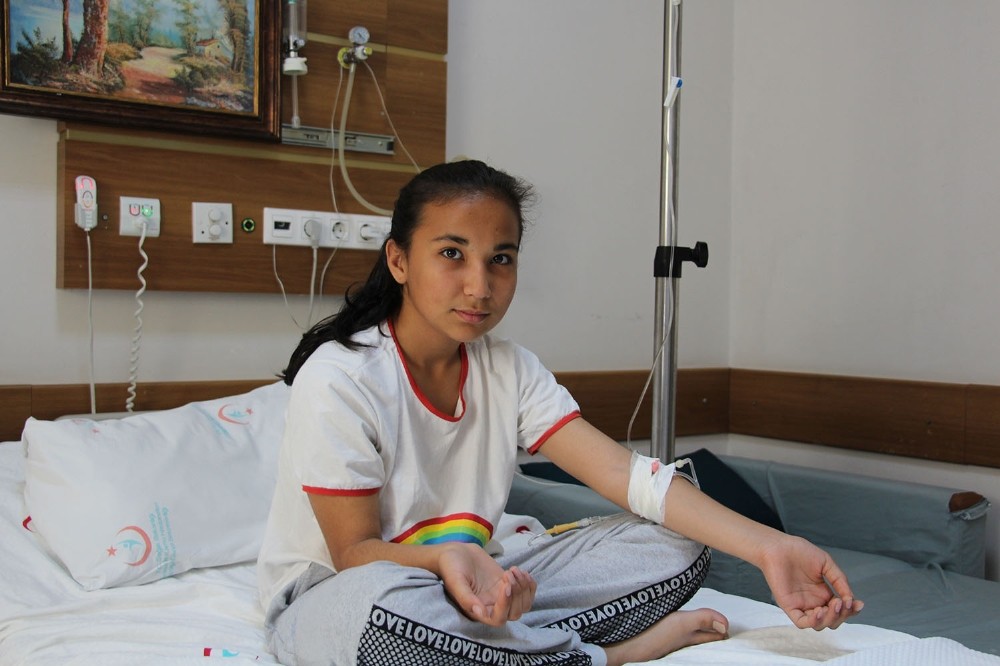 Parkta oynayan küçük kıza elektrik çarptı 