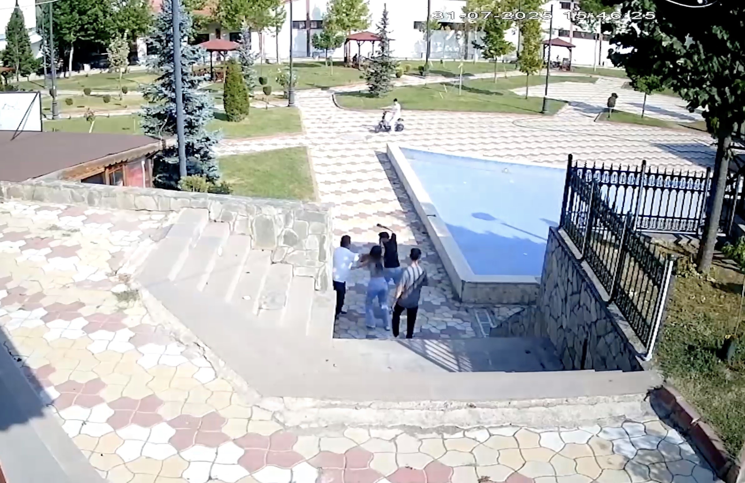 Parktaki çifti uyaran muhtar bıçaklandı