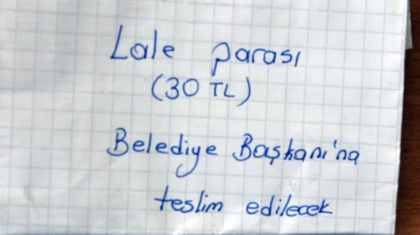 Parktan lale koparan öğrenciler, belediye başkanından özür diledi