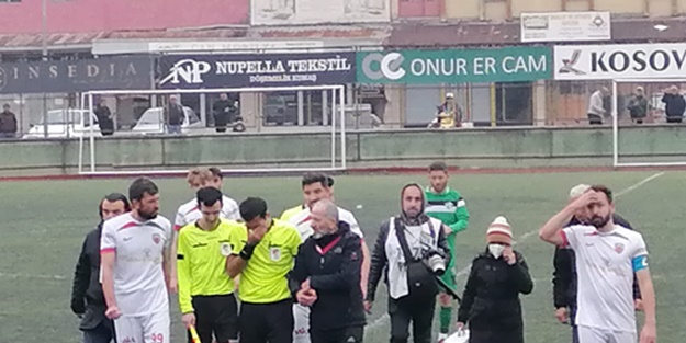 Parmağı kırılan hakeme sargı yapıldı! Maçı yönetmeye devam etti