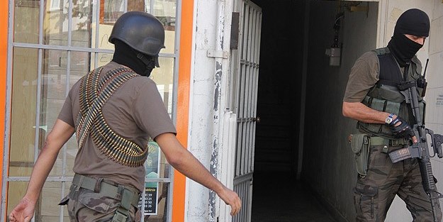 Parmağı kopan polisten göz yaşartan kahramanlık