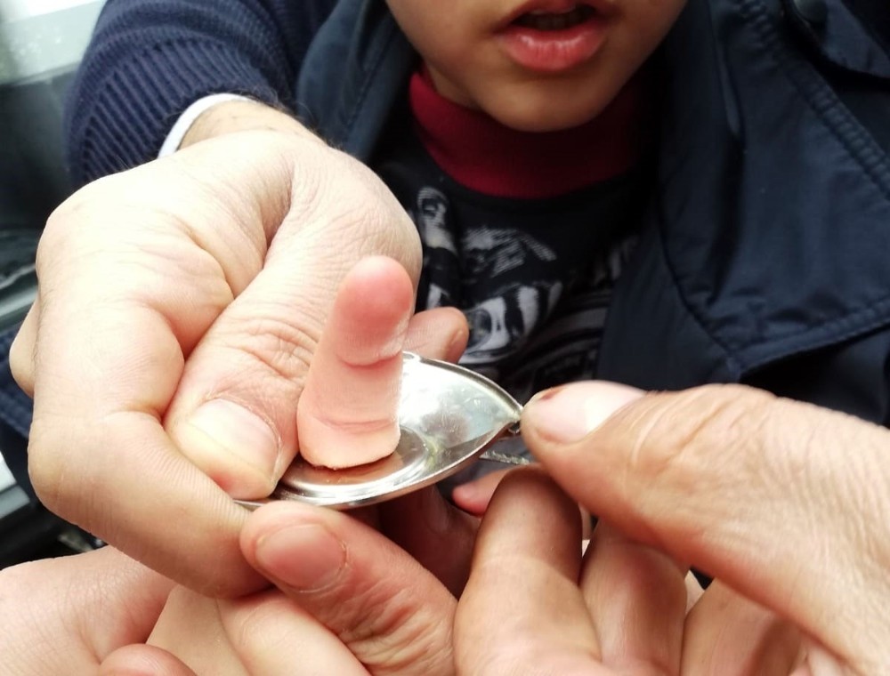 Parmağı su matarasına sıkışan çocuğu itfaiye ekipleri kurtardı 