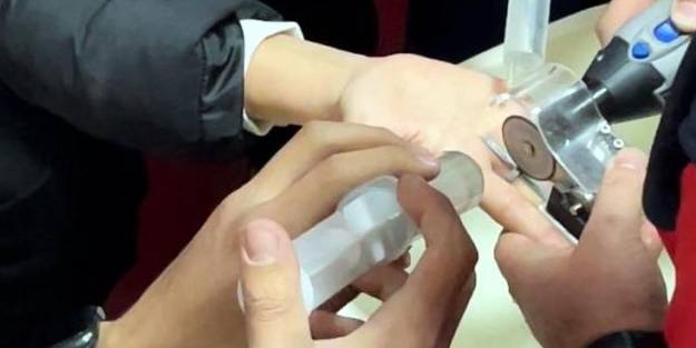 Parmağına yüzük sıkışan genç kadın soluğu itfaiyede aldı