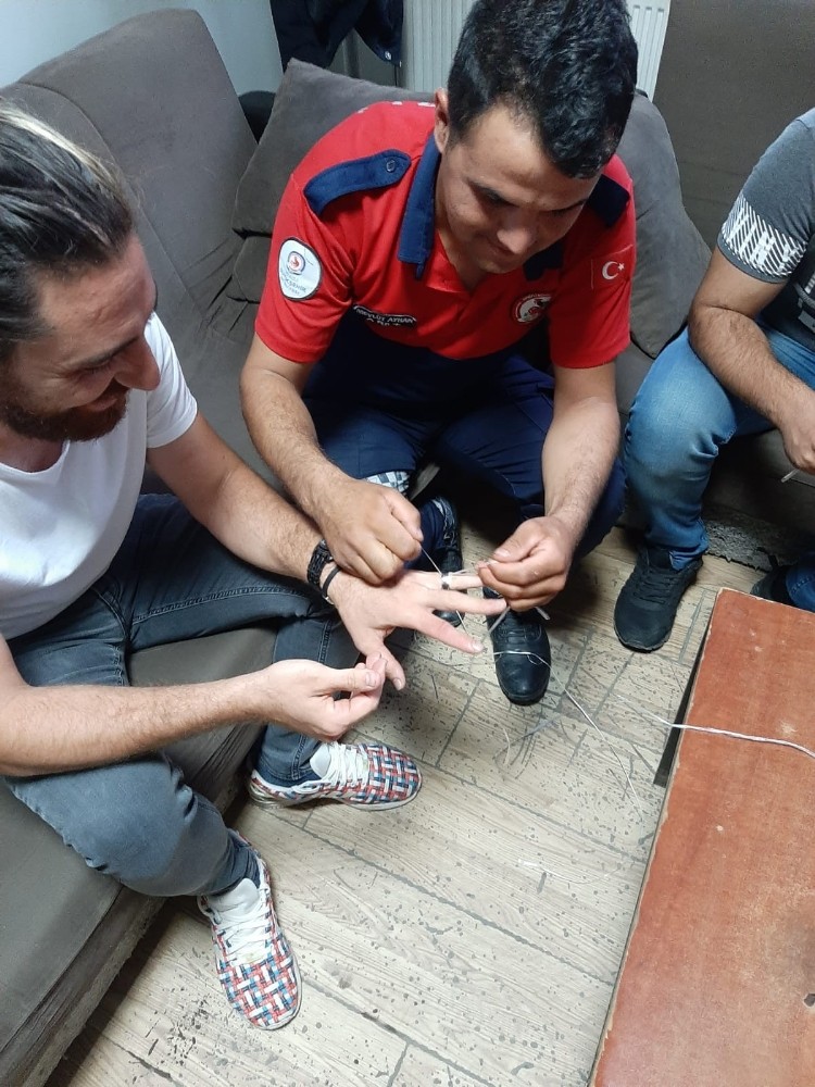 Parmağına yüzük sıkıştı, soluğu itfaiyede aldı 