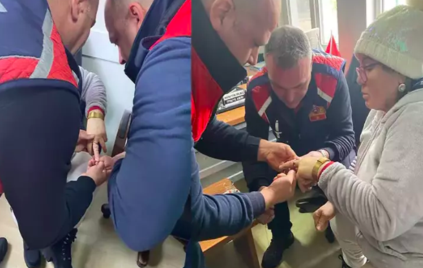 Parmağında sıkışan yüzüğü..