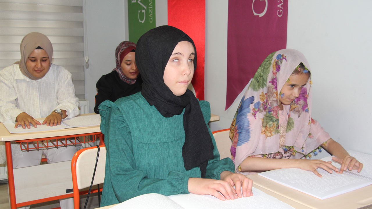 Parmak ucuyla Kur’an’a yolculuk! Görme engelli öğrencilerin azmi takdir topluyor