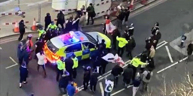 Parti genel başkanını protesto eden İngilizler tutuklandı!