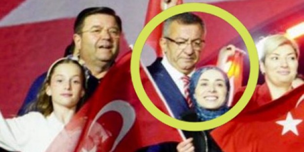 Parti üyeleri de olsa başörtülüye bakışları işte bu! CHP'li Engin Altay'dan dikkat çeken surat