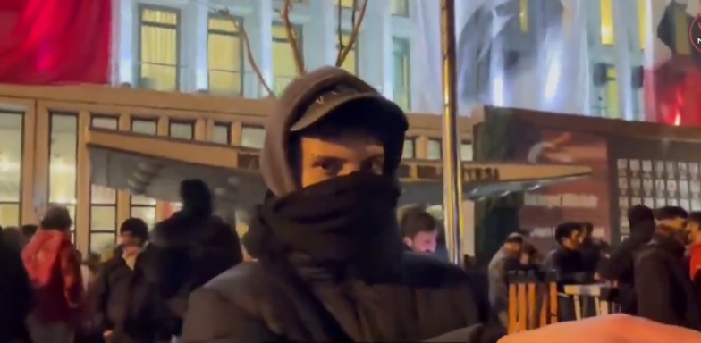 Partilileri alıp diğerlerine kapıyı kilitlediler Sokak çağrısına uyanlar böyle yarı yolda bırakıldı