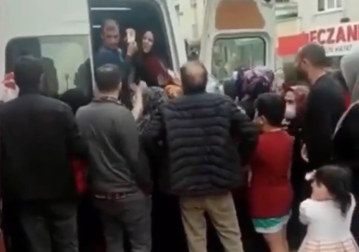 Partiye üye ol, erzakı kap! Rezalet görüntüler