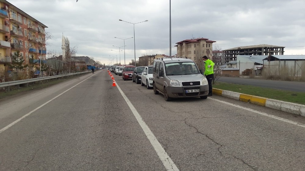 Pasinler Emniyeti İlçeden çıkışları kontrol altına aldı 