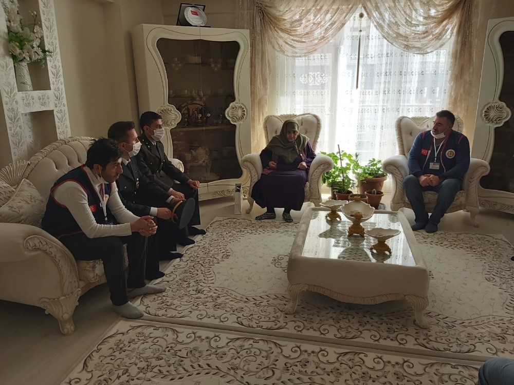 Pasinler Vefa Grubu ihtiyaçlıların yardımına koşuyor 