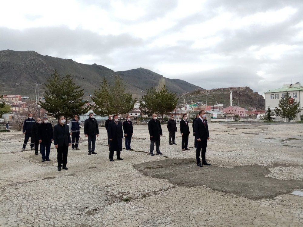 Pasinler’de 23 Nisan çelenk sunuyla kutlandı 