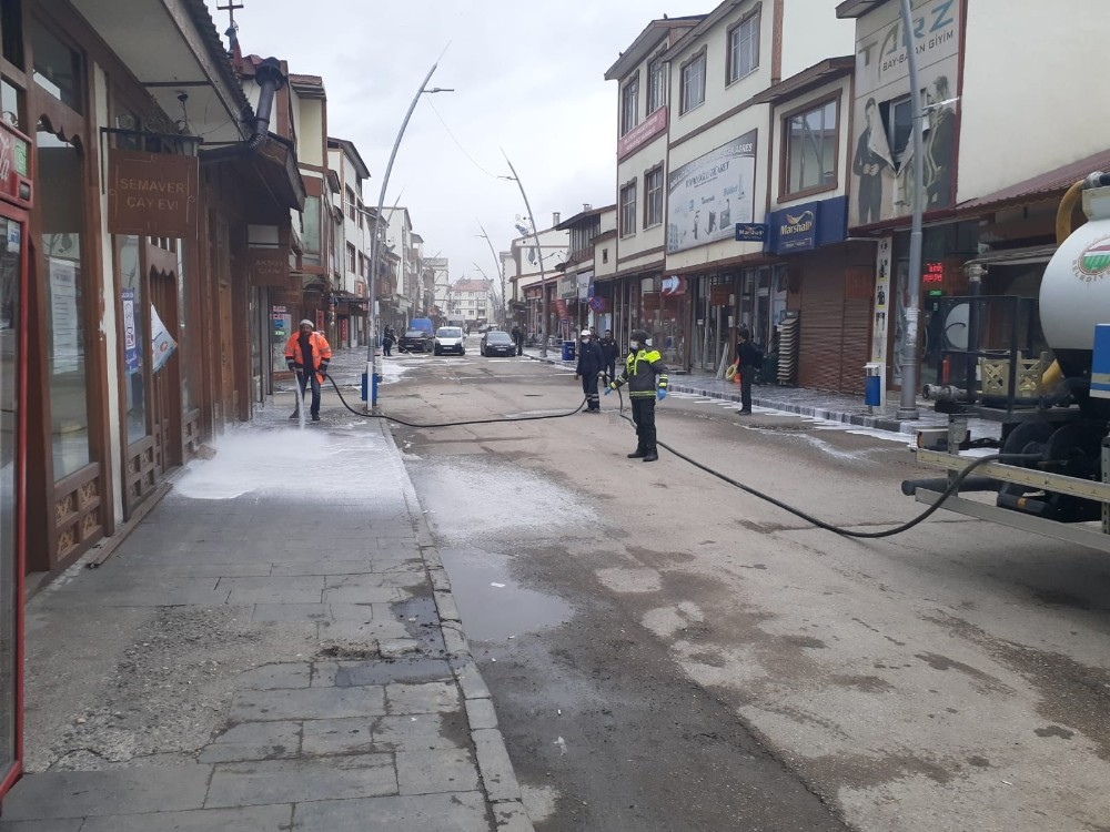Pasinler’de cadde ve sokaklar dezenfekte edildi 