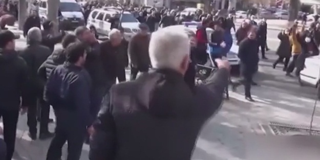 Paşinyan yandaşları ve karşıtları birbirine girdi