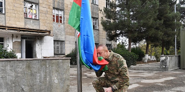 Paşinyan'ı çıldırtacak görüntüler! Aliyev bayrağı göndere çekti