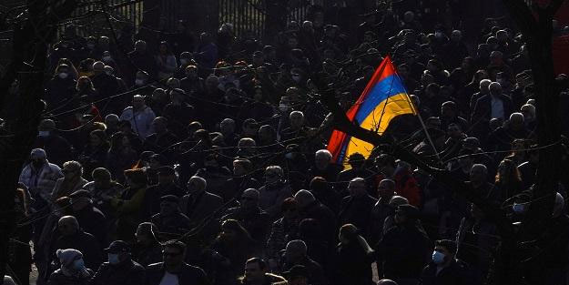 Paşinyan'ın koltuk sallanıyor! Erivan karıştı