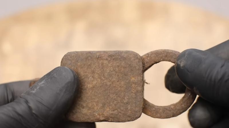 Paslanmış eski kilidi restore ederken gözlerine inanamadı! İçinden bakın neler çıktı