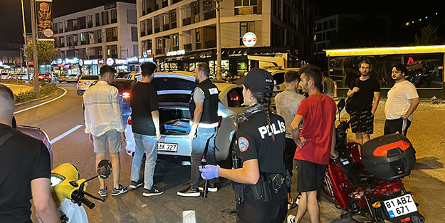 Paspasın altından ruhsatsız silah çıktı