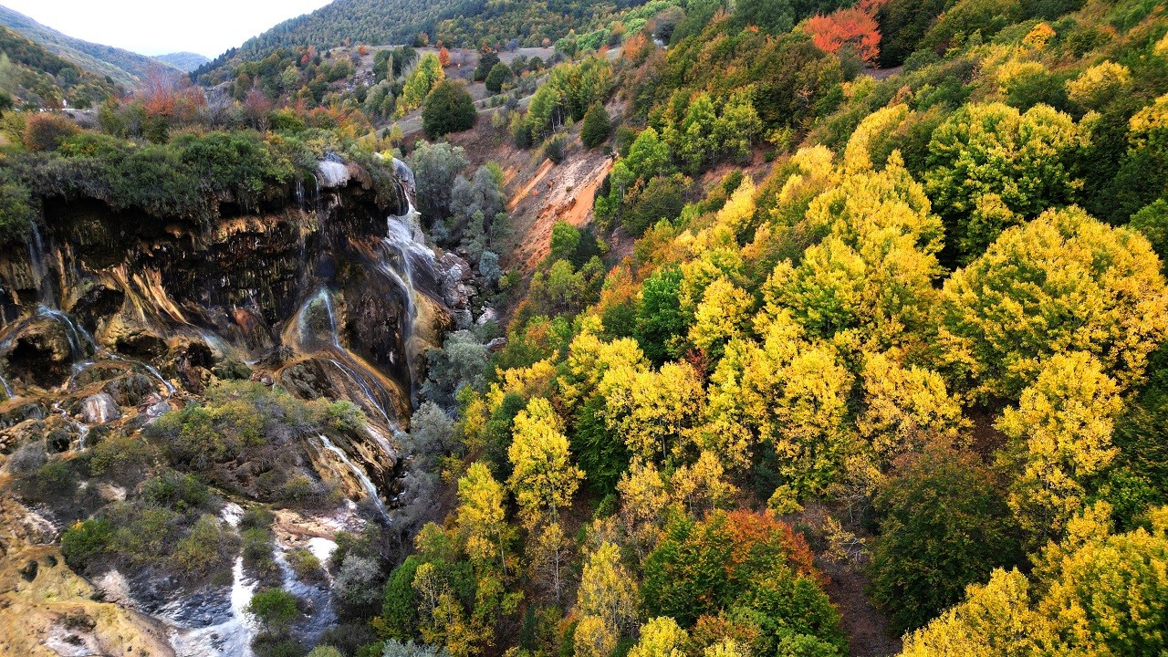 Pastel tonların buluşması: Dipsiz Göl Şelalesi