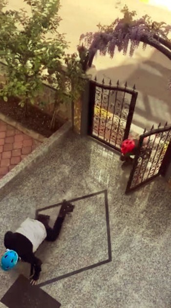 Patenci gençler polis sirenini duyunca kaçmak için yerde süründü 