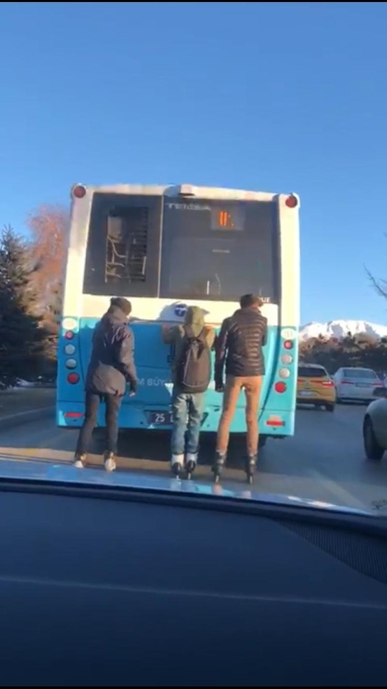 Patenci gençlerin tehlikeli yolculuğu kamerada 
