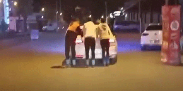 Patenli gençler lüks arabanın arkasına asılarak hayatlarını tehlikeye attı