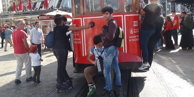 Patenli gençlerden tehlikeli yolculuk! Hayatlarını hiçe saydılar