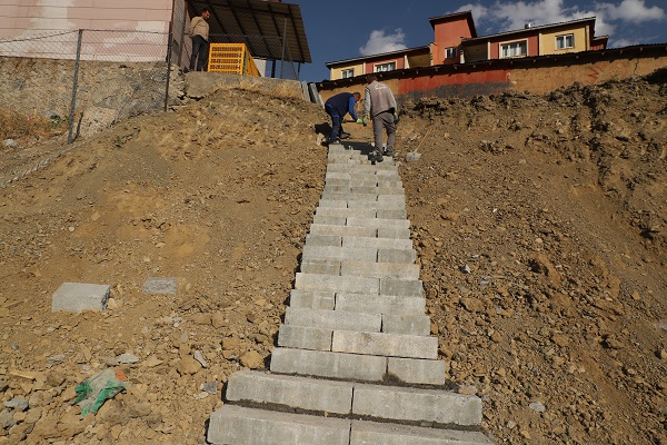 Patika yola merdiven yapıldı