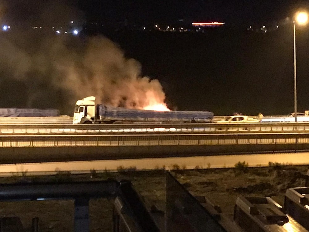 Patlak lastikle yola devam eder tır yandı 