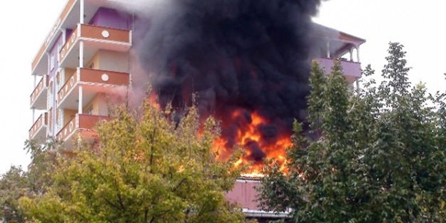 Patlama mahalleliyi sokağa döktü