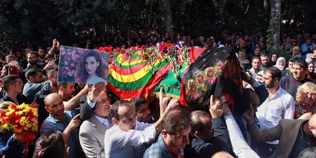 Patlamada ölen Dicle'nin tabutu PKK flamasına sarıldı!