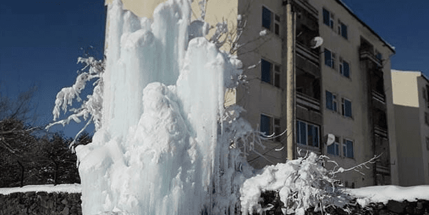 Patlayan borudan fışkıran su dondu!